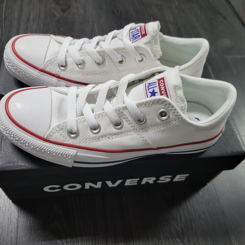 Women's Converse size 5.5- NEW - Picture 2 of 5